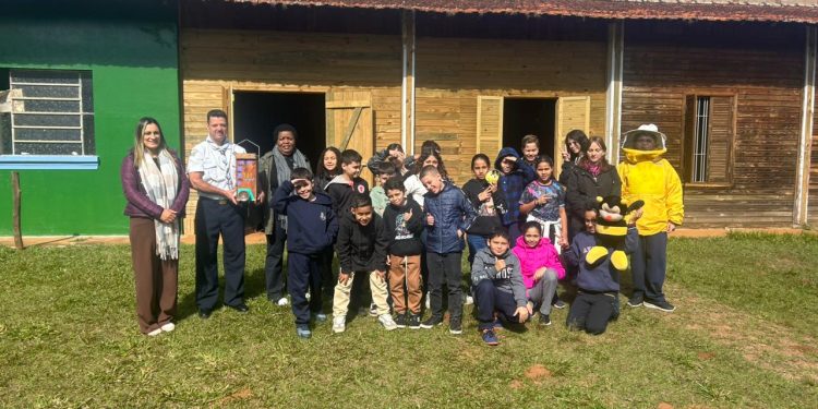*MEIO AMBIENTE* *Alunos de escola municipal participam de palestra alusiva ao Dia da Abelha