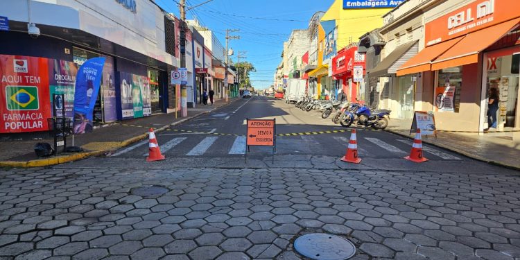 OBRAS *Obra contra enchentes altera trânsito no centro de Avaré*