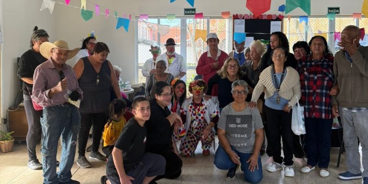 *ASSISTÊNCIA E DESENVOLVIMENTO SOCIAL* *Moradores da Vila.Dignidade recebem visita da Associação Doutorlhaços* _Tr
