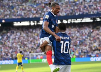 Dupla Mbappé e Olise massacra Suécia, e França avança na Copa do Mundo