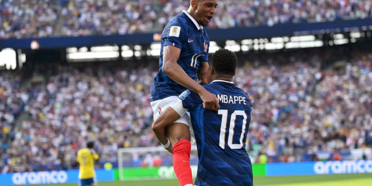 Dupla Mbappé e Olise massacra Suécia, e França avança na Copa do Mundo
