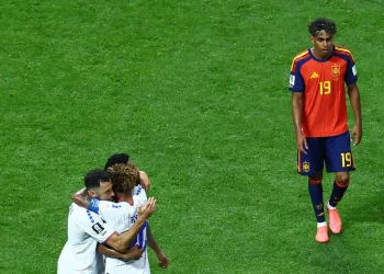 Cabo Verde segura Espanha e estreia em Copas com empate histórico