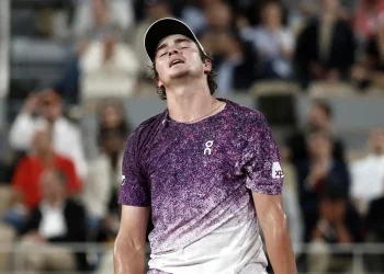 João Fonseca luta, mas dá adeus a Roland Garros após revés para Mensik