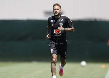 Neymar vai a campo pela primeira vez em treino da seleção brasileira