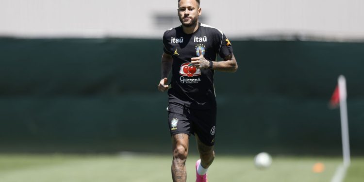 Neymar vai a campo pela primeira vez em treino da seleção brasileira