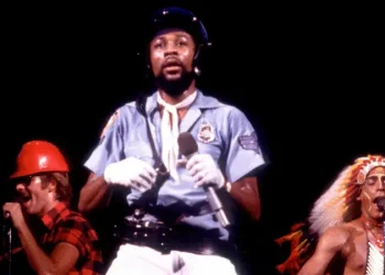 Morre Victor Willis, o policial do Village People e a voz por trás de hits como ‘YMCA’, aos 74 anos
