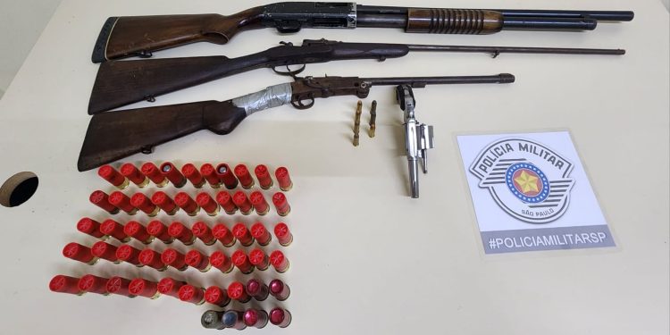 POLÍCIA MILITAR RETIRA QUATRO ARMAS DE FOGO DE CIRCULAÇÃO E PRENDE HOMEM POR PORTE E POSSE ILEGAL EM AVARÉ