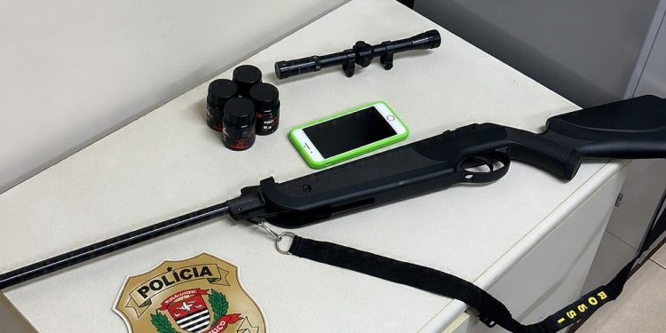 ARANDU Polícia Civil cumpre mandado e apreende espingarda de pressão durante investigação de maus-tratos a animais