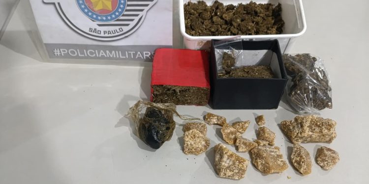 POLICIAIS MILITARES PRENDEM INDIVÍDUO POR TRÁFICO DE DROGAS EM ÁREA RURAL DE MANDURI