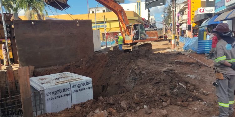 *OBRAS* *Enchentes: Obra de drenagem avança no centro de Avaré*