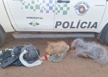 POLÍCIA MILITAR AMBIENTAL AUTUA PESCADORES POR TRANSPORTE IRREGULAR DE REDES DE PESCA EM ÁREA DE PROTEÇÃO AMBIENTAL EM ANHEMBI/SP.