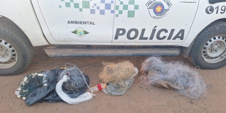 POLÍCIA MILITAR AMBIENTAL AUTUA PESCADORES POR TRANSPORTE IRREGULAR DE REDES DE PESCA EM ÁREA DE PROTEÇÃO AMBIENTAL EM ANHEMBI/SP.