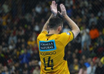 Capita se despede com gol e homenagens