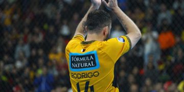 Capita se despede com gol e homenagens