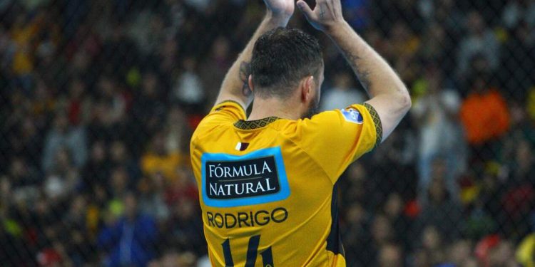 Capita se despede com gol e homenagens