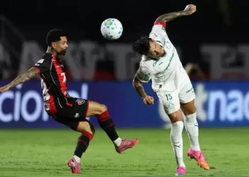 Palmeiras vence o Vitória e amplia vantagem na liderança do Brasileirão