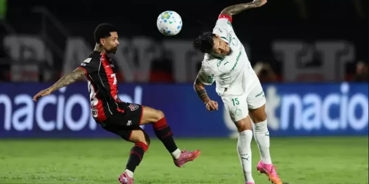 Palmeiras vence o Vitória e amplia vantagem na liderança do Brasileirão