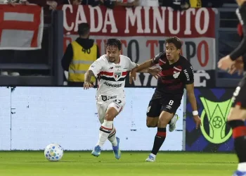 São Paulo perde do Athletico-PR e aumenta jejum no Brasileirão