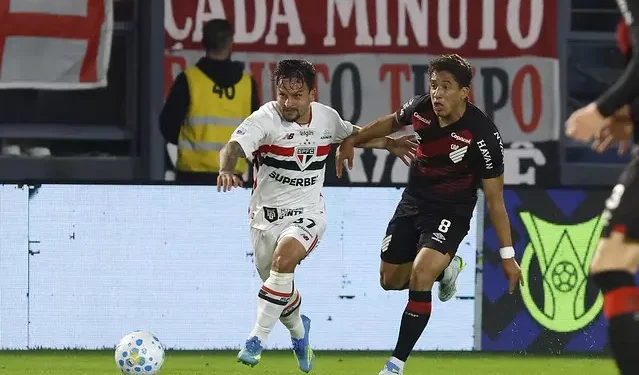 São Paulo perde do Athletico-PR e aumenta jejum no Brasileirão