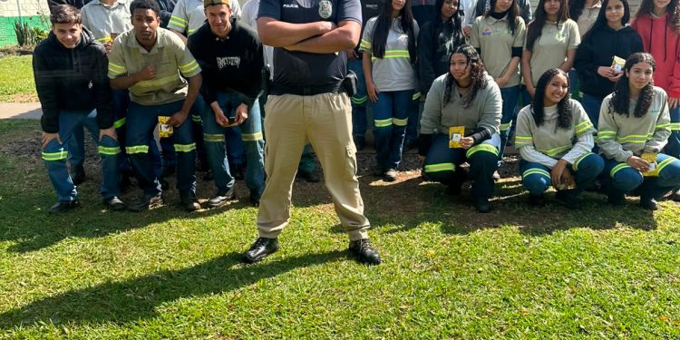 IARAS – Ação da Polícia Civil conscientiza jovens sobre vícios e seus impactos sociais