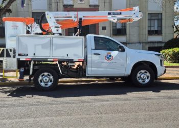 SERVIÇOS *Caminhonete com escada elevatória vai reforçar trabalhos na iluminação pública*
