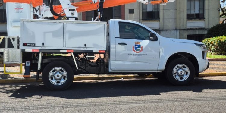 SERVIÇOS *Caminhonete com escada elevatória vai reforçar trabalhos na iluminação pública*