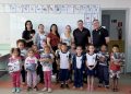 EDUCAÇÃO *Gestão Roberto Araujo entrega uniforme a alunos de creches e escolas municipais*