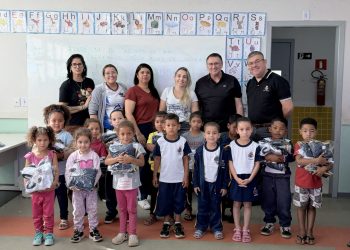 EDUCAÇÃO *Gestão Roberto Araujo entrega uniforme a alunos de creches e escolas municipais*