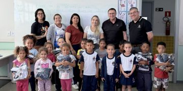 EDUCAÇÃO *Gestão Roberto Araujo entrega uniforme a alunos de creches e escolas municipais*