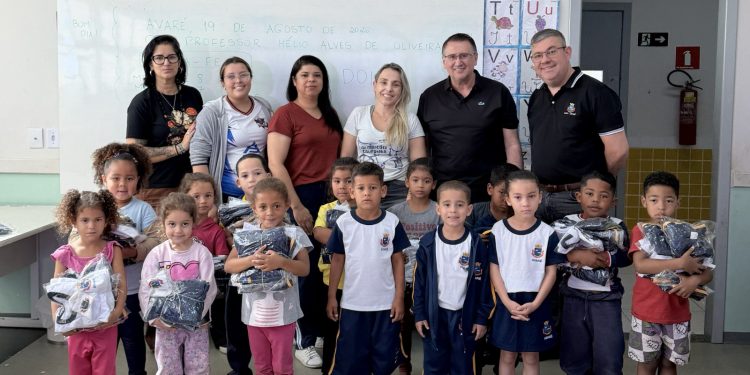 EDUCAÇÃO *Gestão Roberto Araujo entrega uniforme a alunos de creches e escolas municipais*