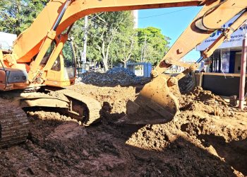 OBRAS *Obra contra enchentes chega ao cruzamento com a Rua Alagoas*
