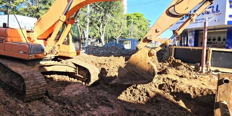 OBRAS *Obra contra enchentes chega ao cruzamento com a Rua Alagoas*