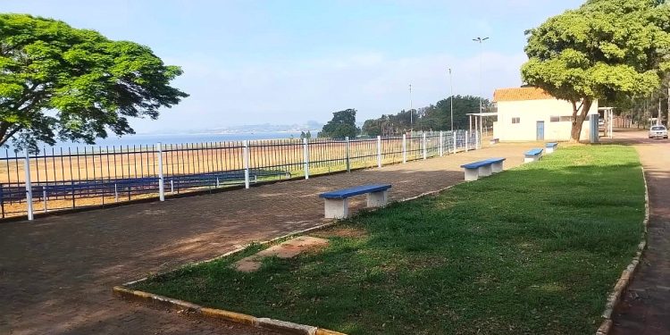 *ESPORTES*. *Orla do Costa Azul recebe aula de zumba todos os sábados* ,