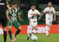 São Paulo perde da Chapecoense e chega a 10 jogos sem vencer no Brasileirão