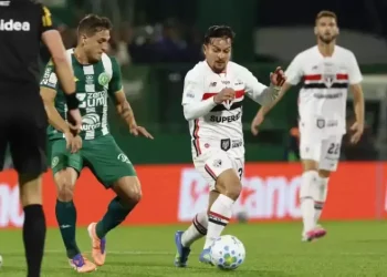 São Paulo perde da Chapecoense e chega a 10 jogos sem vencer no Brasileirão