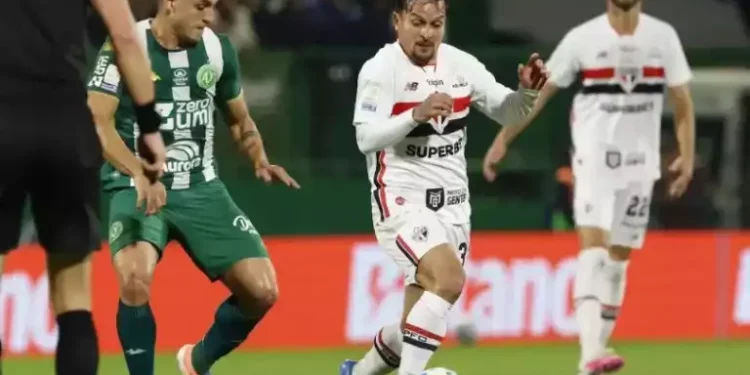 São Paulo perde da Chapecoense e chega a 10 jogos sem vencer no Brasileirão