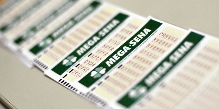 Mega Sena acumula e pode pagar R$ 100 milhões neste domingo