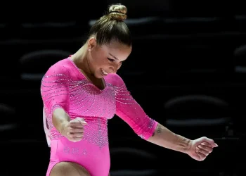 Flávia Saraiva é ouro nas assimétricas da Copa do Mundo de ginástica