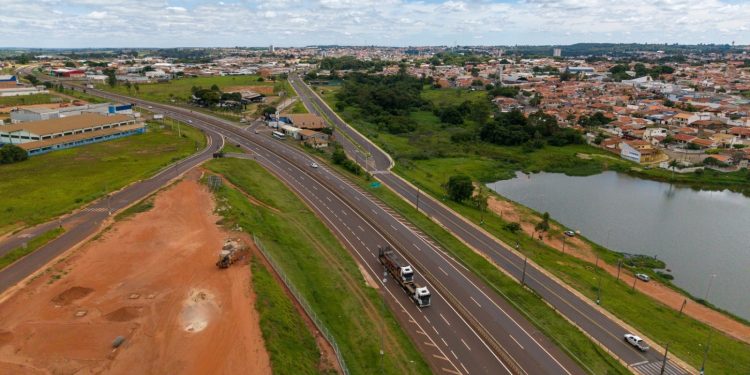 SPVias realiza bloqueio pontual na SP-255 para passagem de cabos nesta sexta-feira, 25