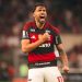 Com gol no fim, Flamengo vence o Corinthians e retoma liderança do Brasileirão