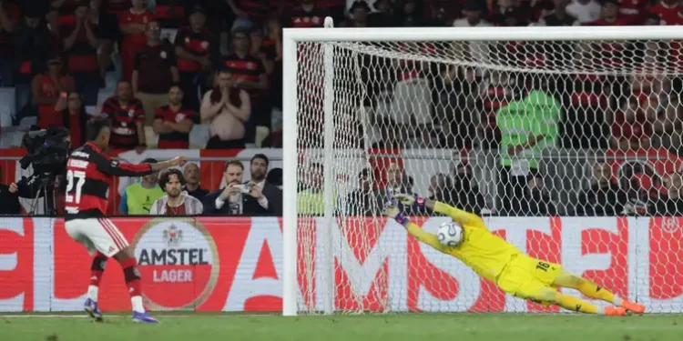 Estudiantes bate Fla e Palmeiras terá revanche pelo tetra da América