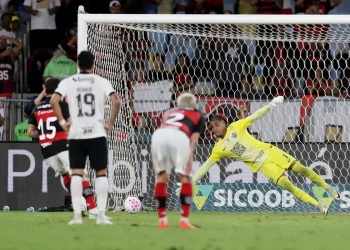 Gol nos acréscimos assegura Flamengo na liderança do Brasileirão