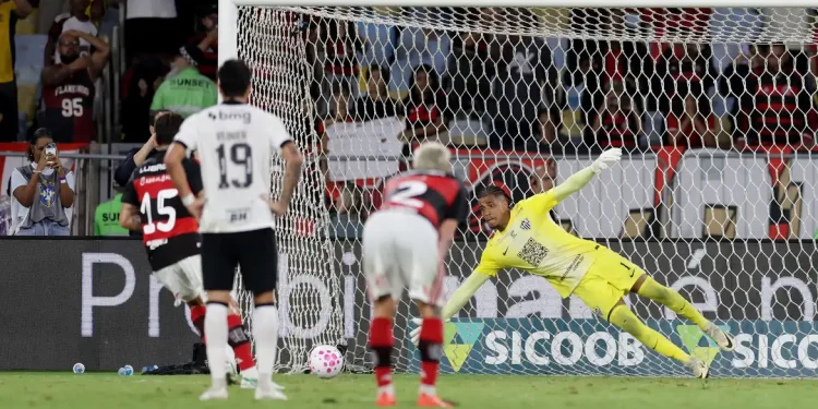 Gol nos acréscimos assegura Flamengo na liderança do Brasileirão