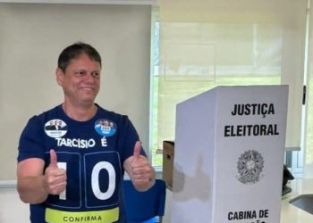 Tarcísio de Freitas é reeleito governador de São Paulo no primeiro turno