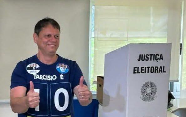 Tarcísio de Freitas é reeleito governador de São Paulo no primeiro turno
