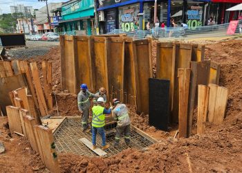 OBRAS *Obra contra enchentes segue com instalação de galeria pluvial na Rua Alagoas*