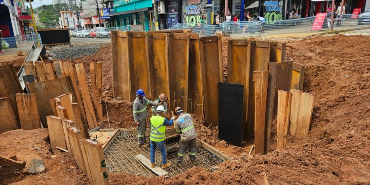 OBRAS *Obra contra enchentes segue com instalação de galeria pluvial na Rua Alagoas*