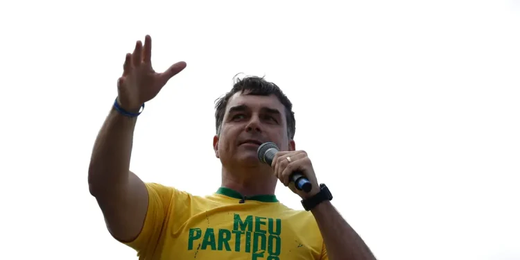 Aliado de Trump diz que Flávio Bolsonaro chegou aos EUA