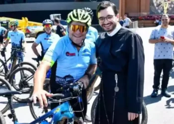Cantor Daniel chega ao Santuário de Aparecida após percorrer 300 quilômetros em romaria