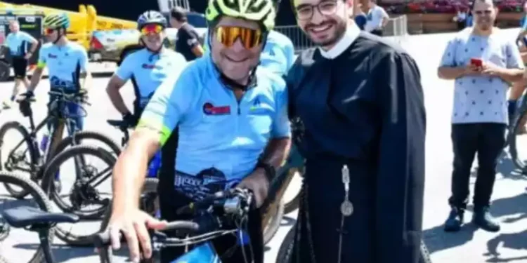 Cantor Daniel chega ao Santuário de Aparecida após percorrer 300 quilômetros em romaria